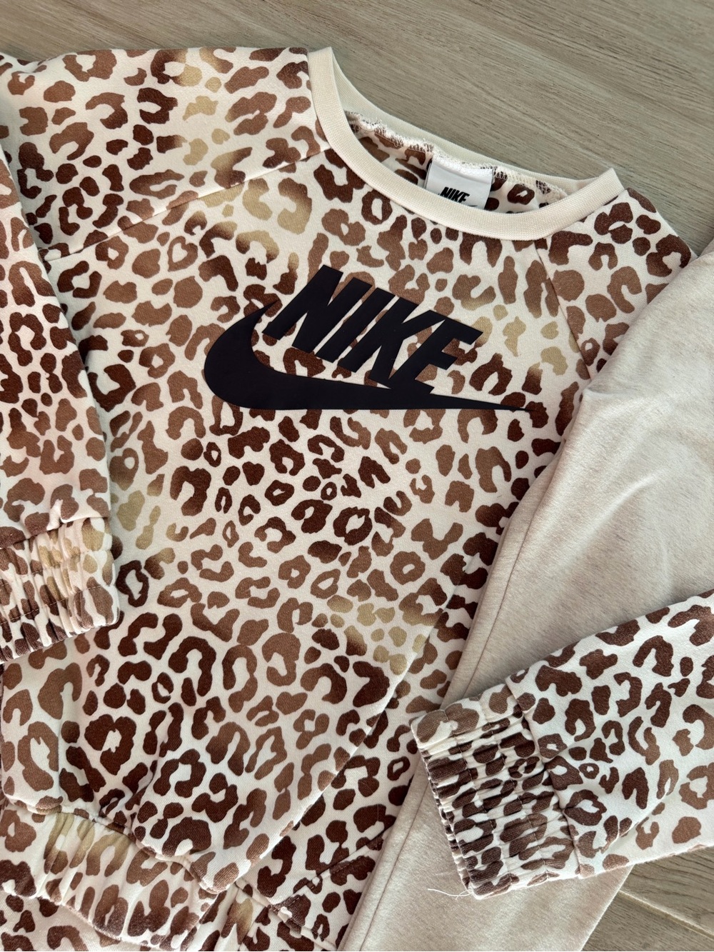 Nike Girls' Leopard Print Top with Cream Leggings - Brown/White - Picture 5 of 6